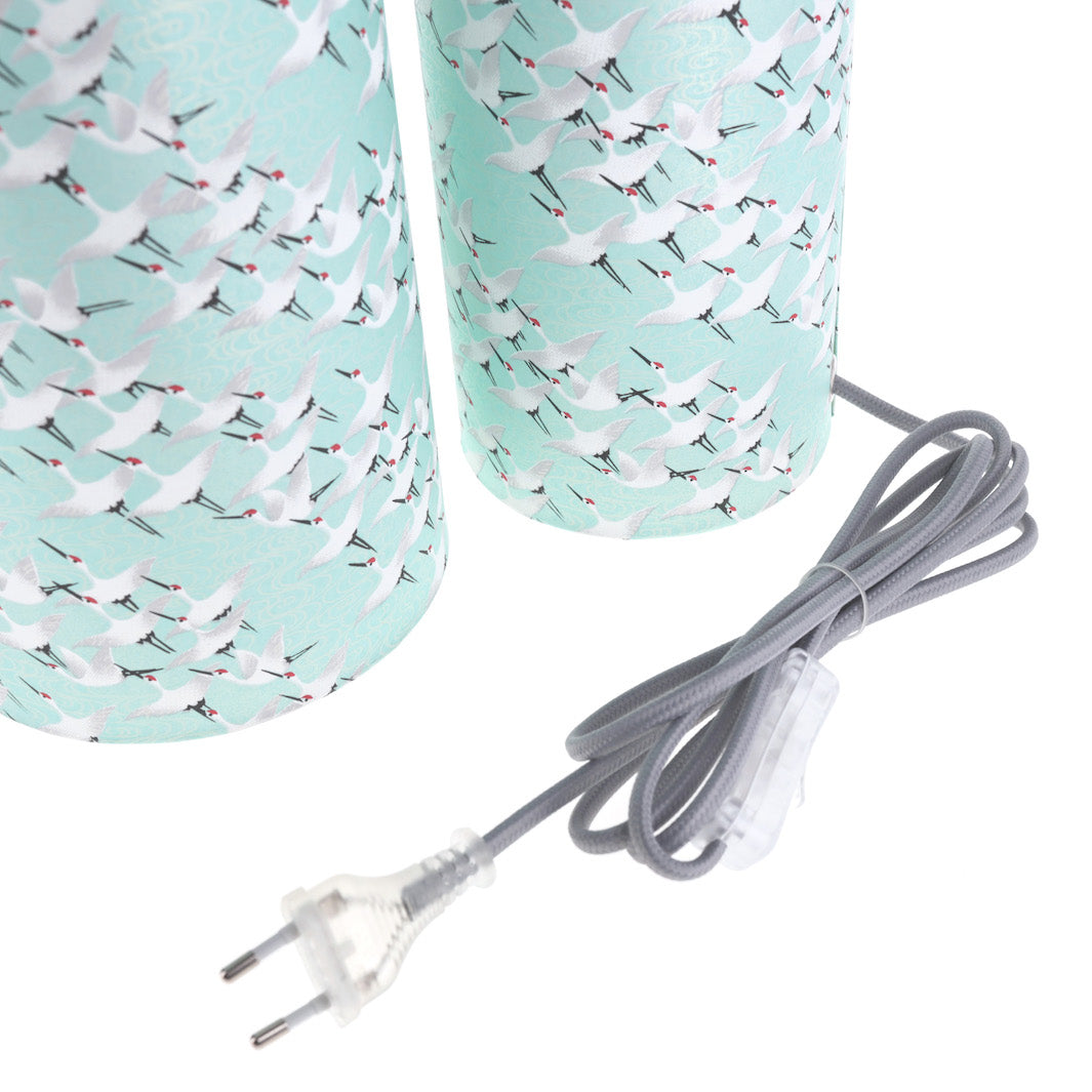 détail de l'interrupteur gris de la lampe japonaise à poser aux motifs d'envolée de grues blanches sur fond vert d'eau (M663) adeline klam