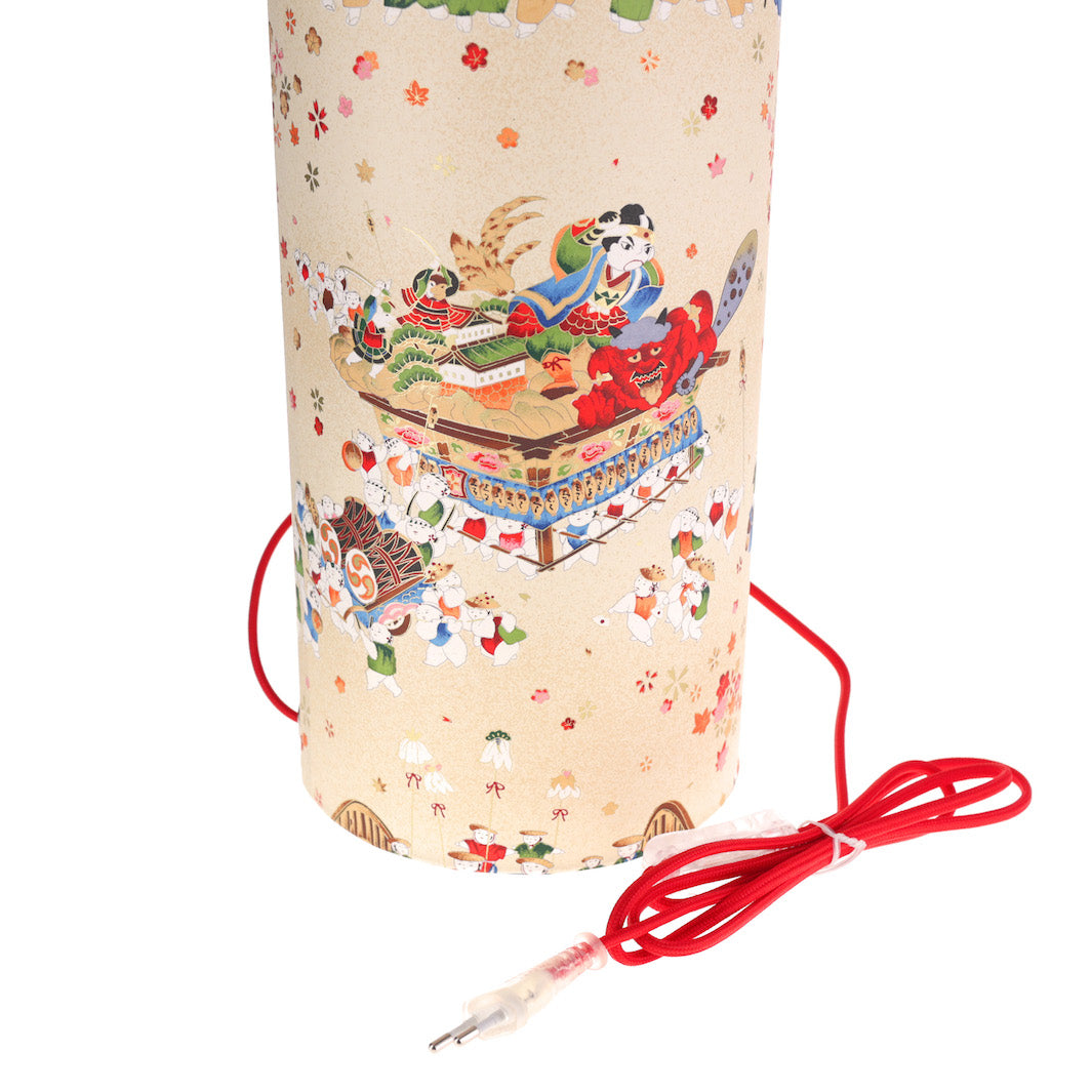 détail de l'interrupteur rouge de la lampe japonaise à poser aux motifs de scénettes d'un festival japonais dans les tons beiges, rouges, bleus, verts, orange et marrons adeline klam