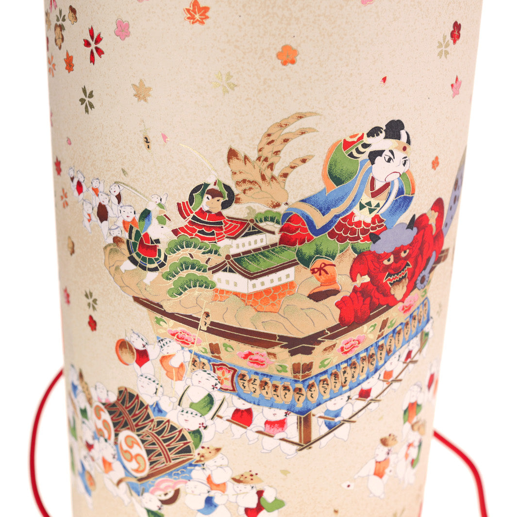 zoom sur lampe japonaise à poser aux motifs de scénettes d'un festival japonais dans les tons beiges, rouges, bleus, verts, orange et marrons adeline klam