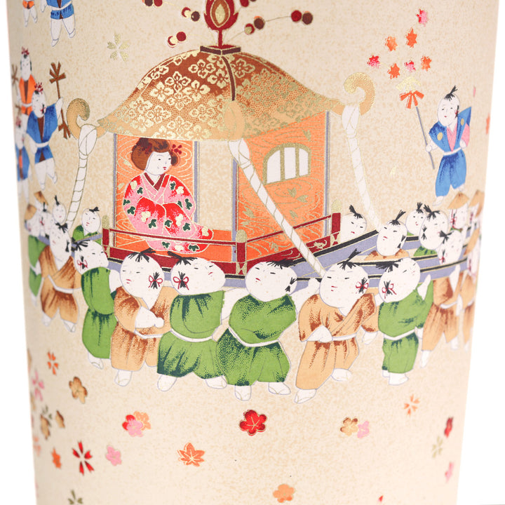 zoom sur lampe japonaise à poser aux motifs de scénettes d'un festival japonais dans les tons beiges, rouges, bleus, verts, orange et marrons adeline klam
