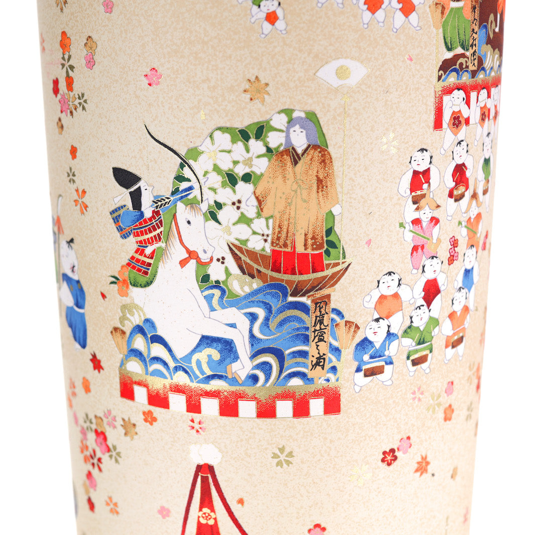 zoom sur lampe japonaise à poser aux motifs de scénettes d'un festival japonais dans les tons beiges, rouges, bleus, verts, orange et marrons adeline klam