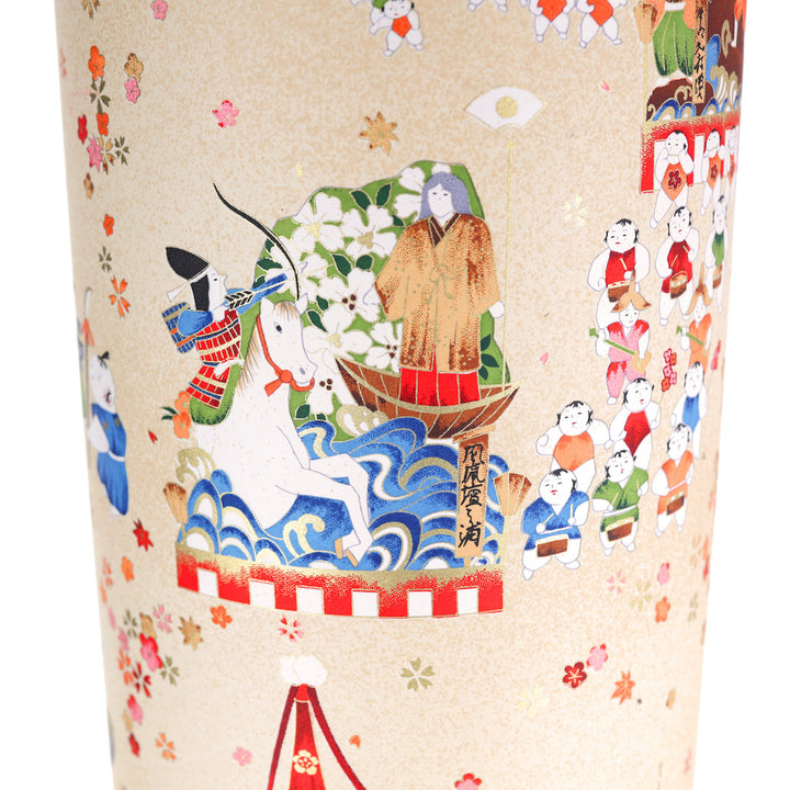 zoom sur lampe japonaise à poser aux motifs de scénettes d'un festival japonais dans les tons beiges, rouges, bleus, verts, orange et marrons adeline klam