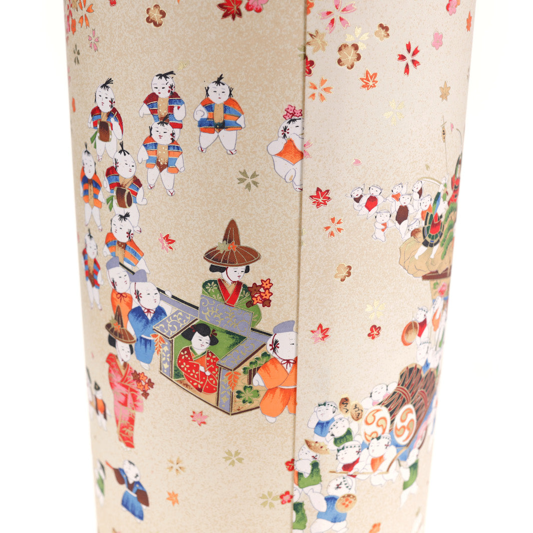 zoom sur lampe japonaise à poser aux motifs de scénettes d'un festival japonais dans les tons beiges, rouges, bleus, verts, orange et marrons adeline klam
