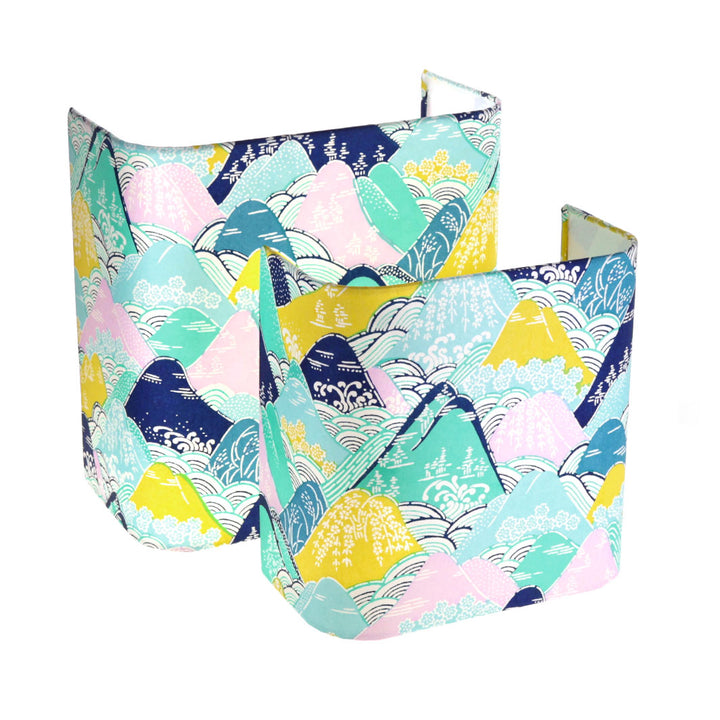 duo d'appliques murales japonaises (petit et grand modèle) de face aux motifs de montagnes et rivières dans les tons bleus, verts, jaunes et parme (M967) adeline klam