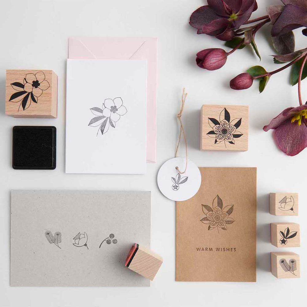 exemples d'utilisations du lot de 6 tampons aux motifs de roses de Noël et d'un encreur noir de la marque Rico Design