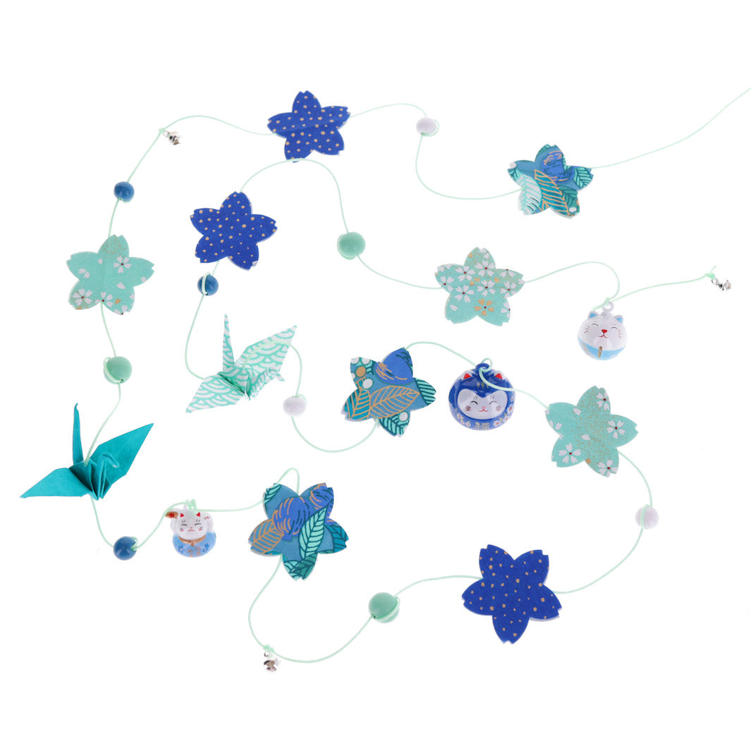 guirlande posée du kit guirlande porte-bonheur vert d'eau, bleu canard et bleu foncé « paon » Z1 adeline klam