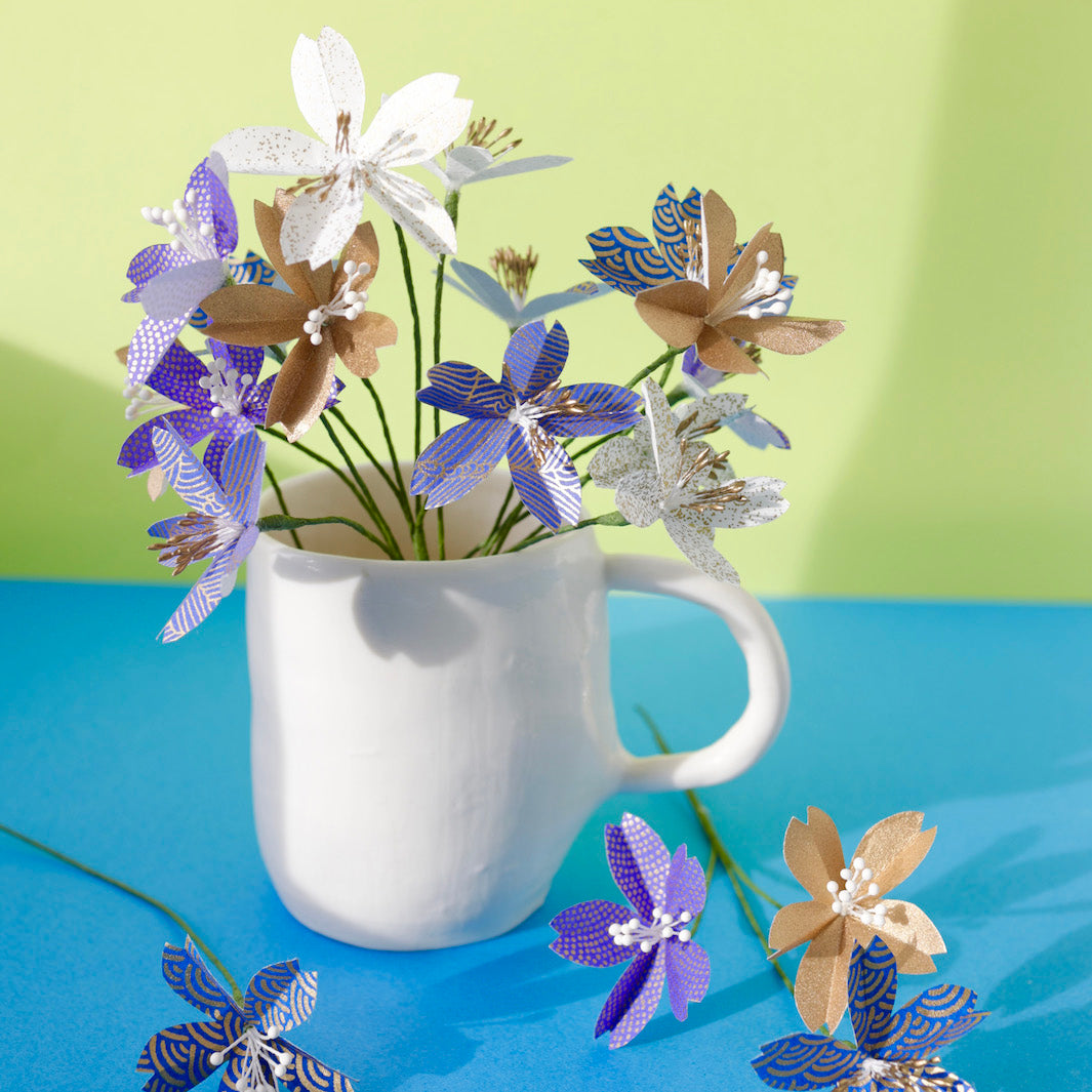 photo d'ambiance colorée d'un kit bouquet fleurs de cerisier «céleste » dans les tons bleu nuit, violet et dorés monté en bouquet