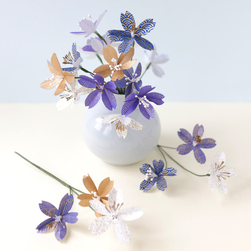 photo d'ambiance colorée d'un kit bouquet fleurs de cerisier «céleste » dans les tons bleu nuit, violet et dorés monté en bouquet