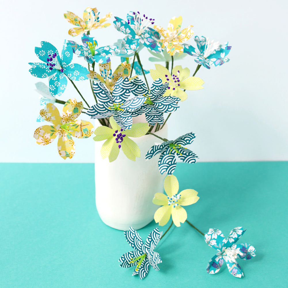 photo d'ambiance colorée d'un kit bouquet fleurs de cerisier «majorque » dans les tons turquoise, vert acidulé et jaune moutarde monté en bouquet