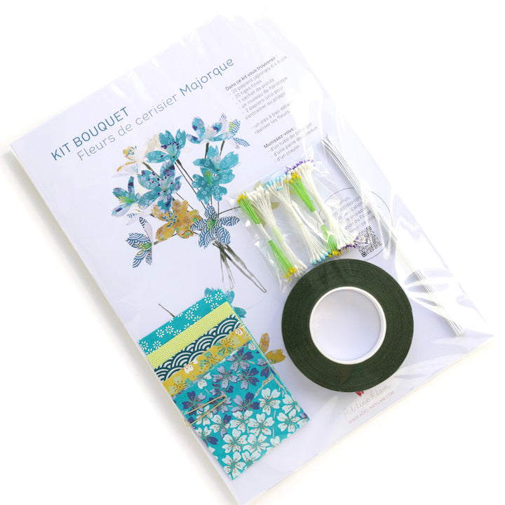 photo packshot d'un kit bouquet fleurs de cerisier «majorque » dans les tons turquoise, vert acidulé et jaune moutarde monté en bouquet