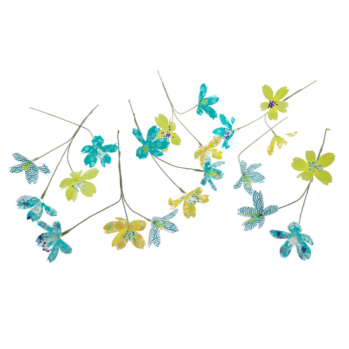 photo d'ambiance d'un kit bouquet fleurs de cerisier « majorque » dans les tons turquoise, vert acidulé et jaune moutarde monté et posé à plat