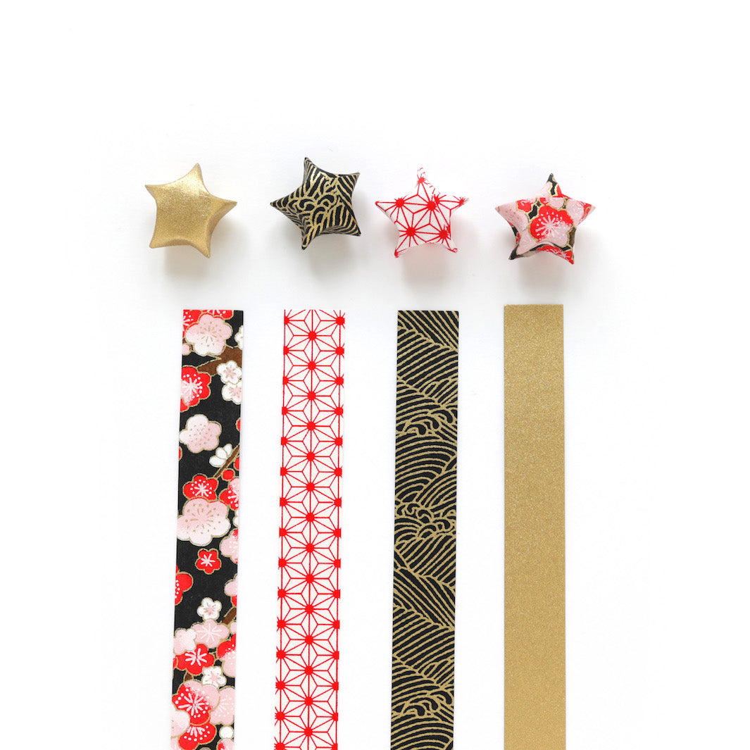 kit d'étoiles en origami et papier japonais rouges, noirs et dorés « sakurajima » adeline klam posé à plat droit