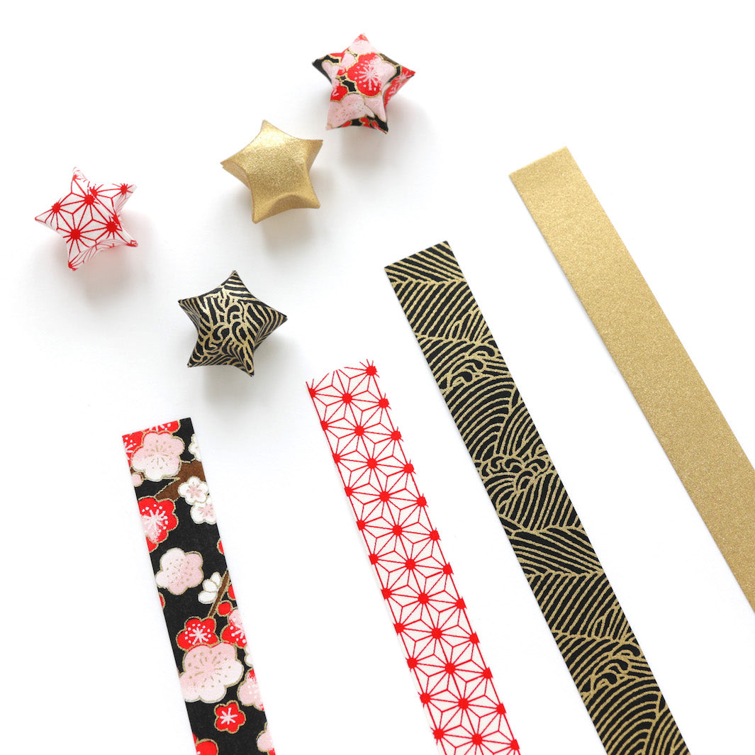 kit d'étoiles en origami et papier japonais rouges, noirs et dorés « sakurajima » adeline klam posé en biais
