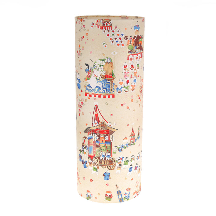 lampe japonaise à poser aux motifs de scénettes d'un festival japonais dans les tons beiges, rouges, bleus, verts, orange et marrons adeline klam