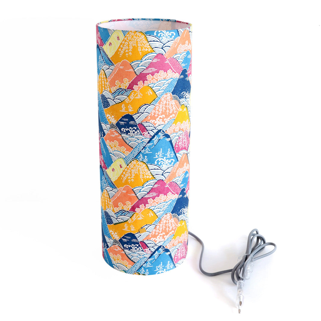lampe japonaise à poser aux motifs de montagnes et rivières dans les tons bleus, orange, jaunes et mauve (M966) et câble électrique gris adeline klam