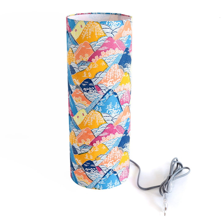 lampe japonaise à poser aux motifs de montagnes et rivières dans les tons bleus, orange, jaunes et mauve (M966) et câble électrique gris adeline klam