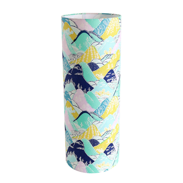 lampe japonaise à poser aux motifs de montagnes et de rivières dans les tons bleus, verts, jaunes et parme (M967) adeline klam