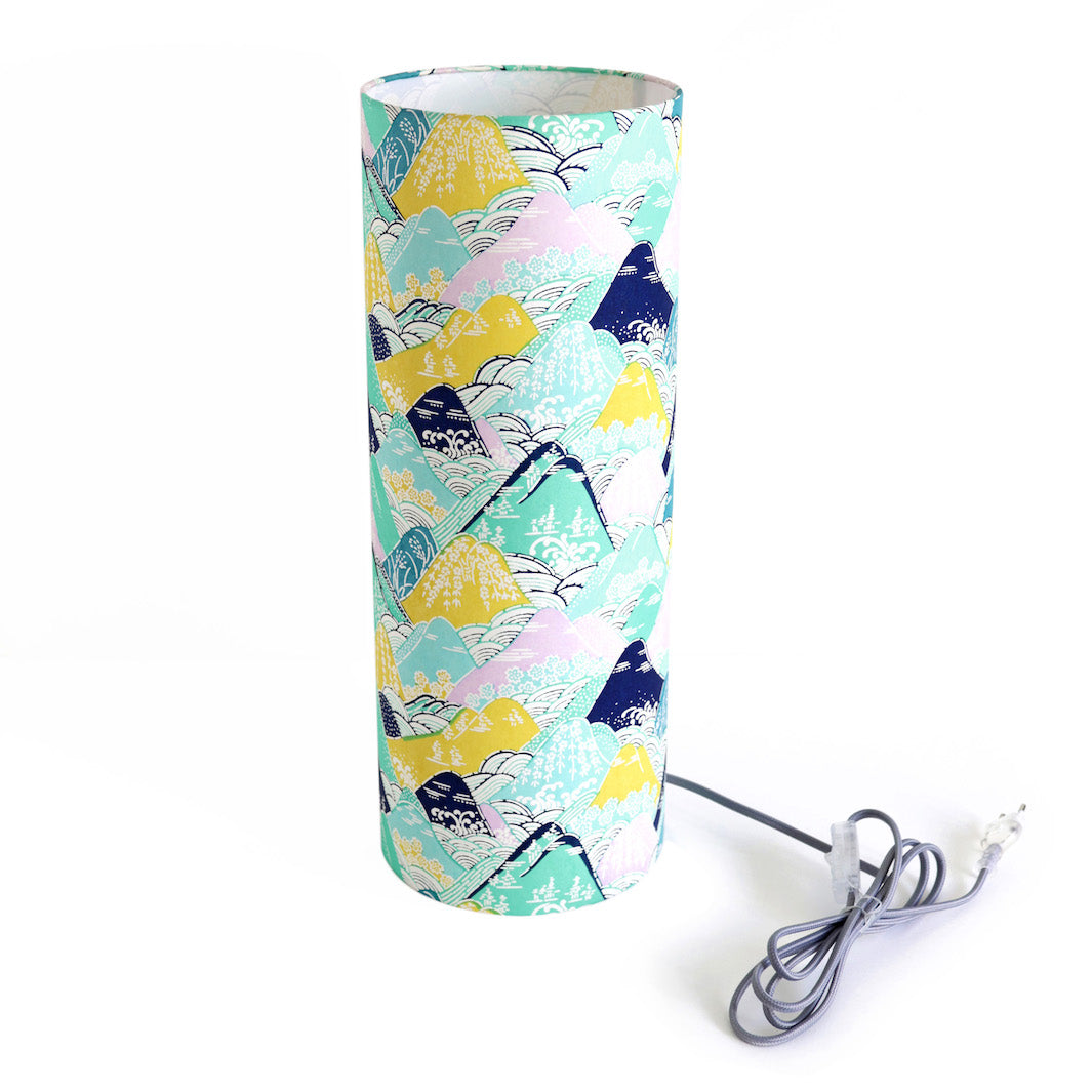 lampe japonaise à poser aux motifs de montagnes et rivières dans les tons bleus, verts, jaunes et mauve (M967) et câble électrique gris adeline klam