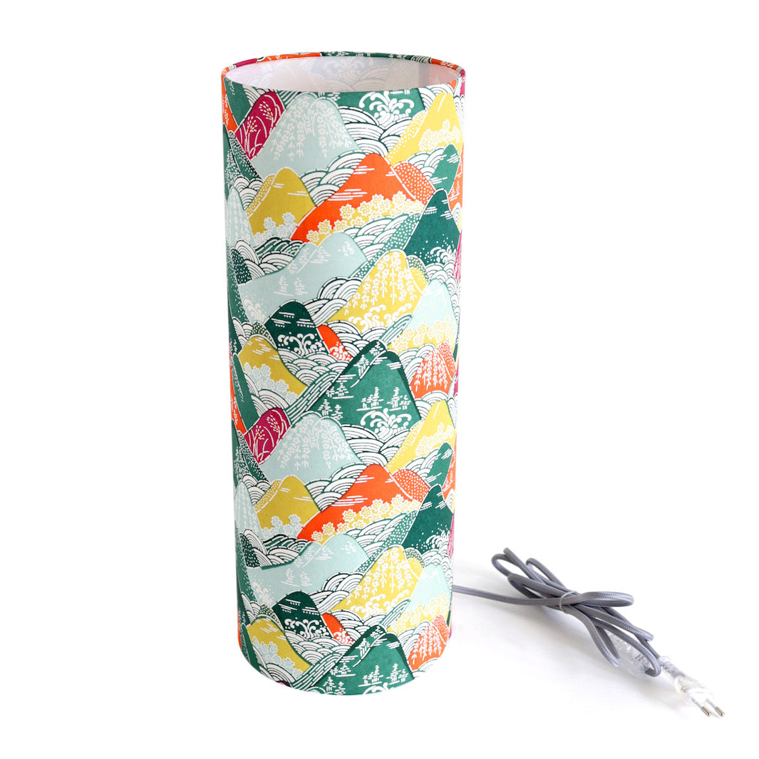 lampe japonaise à poser aux motifs de montagnes et rivières dans les tons verts, orange, mauve et jaunes (M965) et câble électrique gris adeline klam