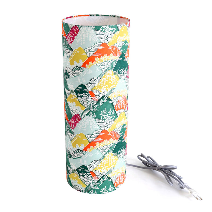 lampe japonaise à poser aux motifs de montagnes et rivières dans les tons verts, orange, mauve et jaunes (M965) et câble électrique gris adeline klam