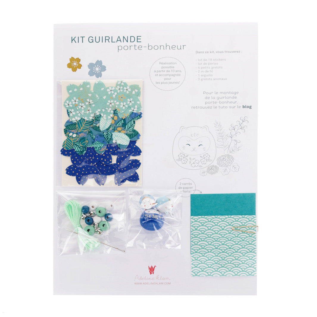 packshot du kit guirlande porte-bonheur vert d'eau, bleu canard et bleu foncé « paon » Z1 adeline klam