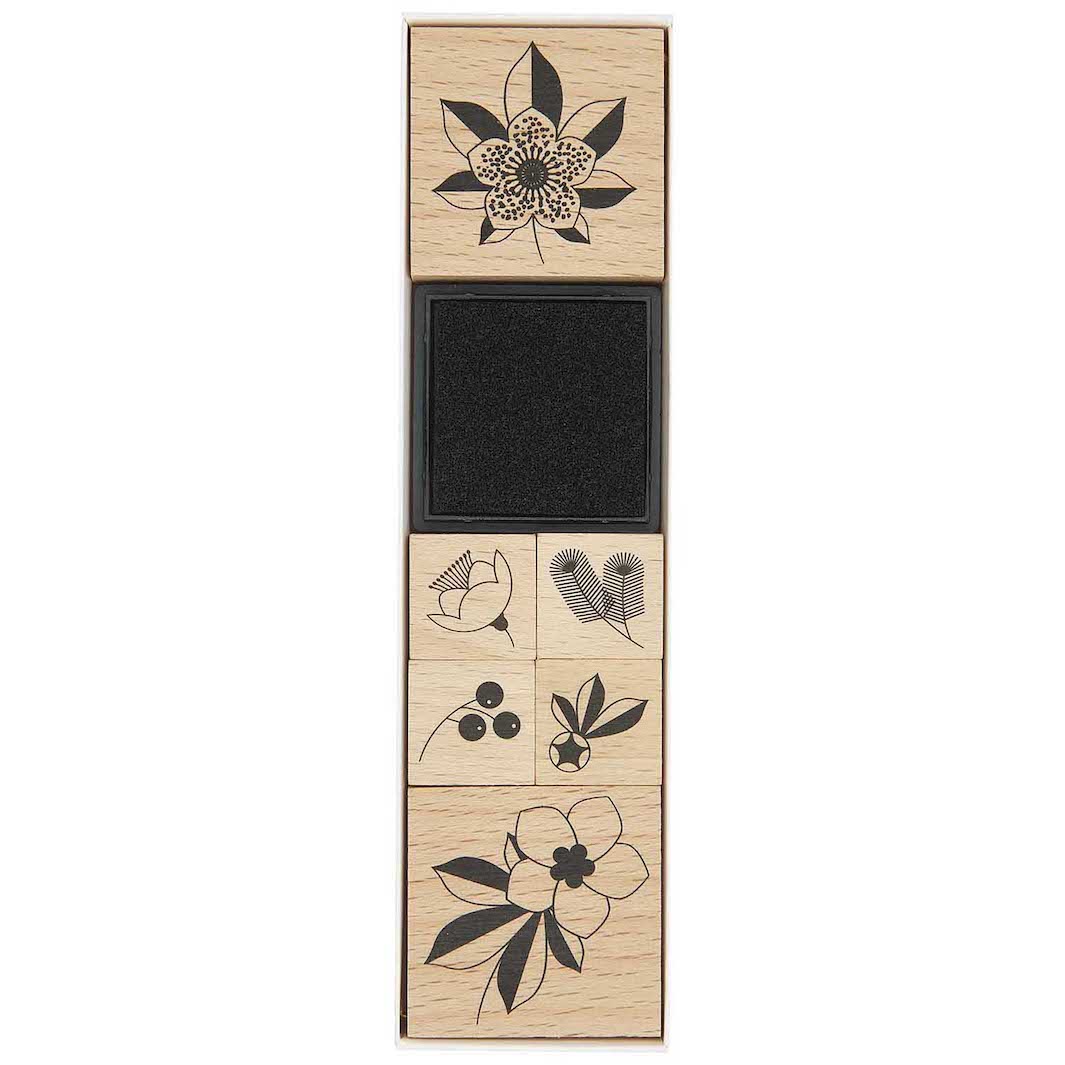 photo packshot du lot de 6 tampons aux motifs de roses de Noël et d'un encreur noir de la marque Rico Design