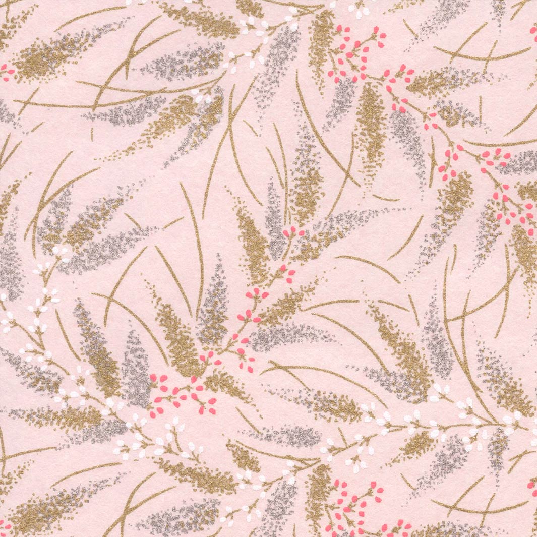 papier japonais yuzen aux motifs de conifères et de baies rose pâle, dorés, argentés, roses et blancs adeline klam de 10cm par 10cm