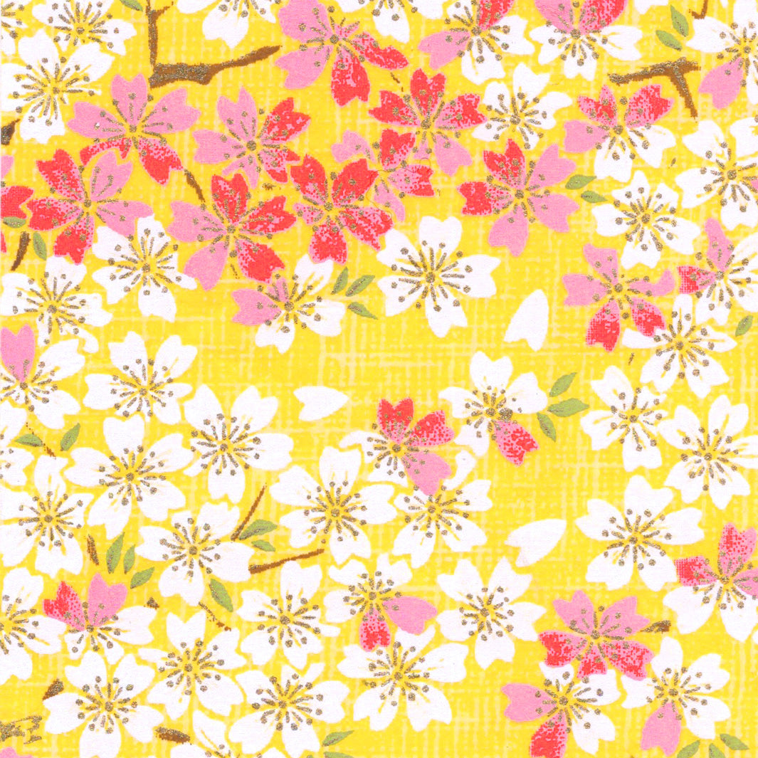 papier japonais au motif de fleurs de cerisier blanches, rose clair et fuschia sur fond jaune