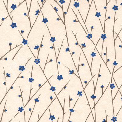 papier japonais yuzen chiyogami aux motifs de fines branches en fleurs bleues et grises sur fond beige, crème adeline klam de 10cm par 10cm