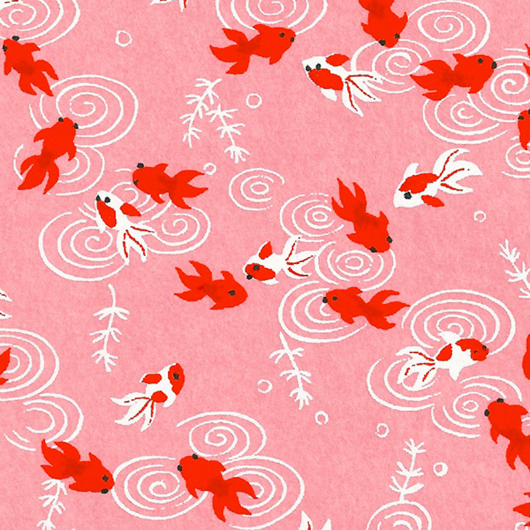 papier japonais yuzen chiyogami aux motifs de poissons rouges et blancs sur fond rose adeline klam de 10cm par 10cm (M136)