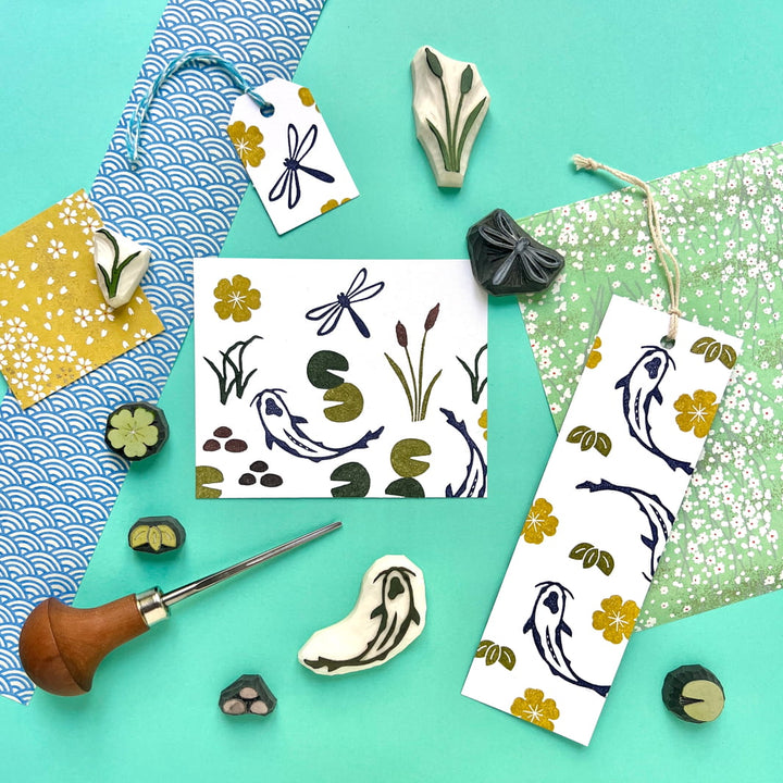 photo d'ambiance de l'atelier tampons « étang japonais » de nathalie du héron graveur du mois de septembre 2026