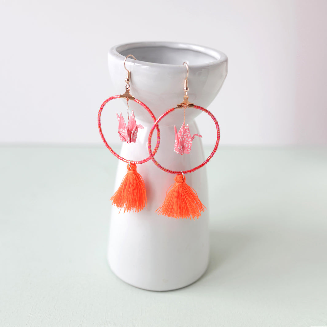 photo packshot du dépliant et des boucles d'oreilles montées du kit boucle d'oreilles en origami dans les tons rouges, roses et orange adeline klam