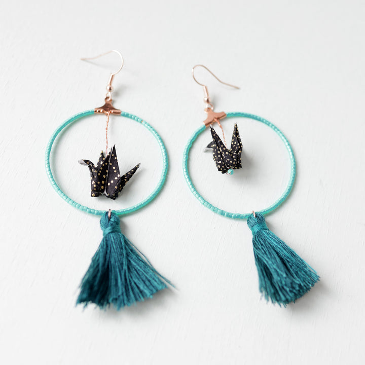 photo d'ambiance des boucles d'oreilles montées du kit boucle d'oreilles en origami dans les tons vert d'eau, noirs et bleu canard adeline klam