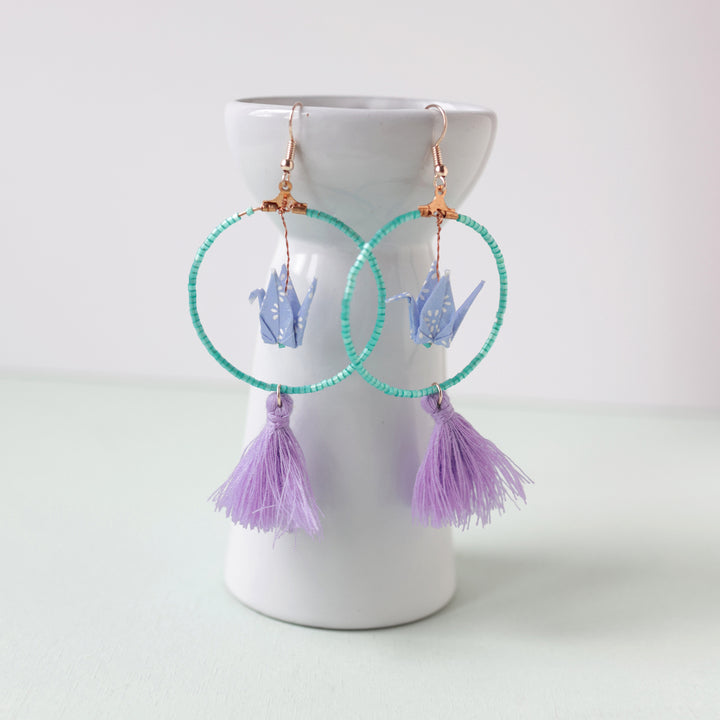 photo d'ambiance des boucles d'oreilles montées du kit boucle d'oreilles en origami dans les tons vert menthe, bleu lilas et mauve adeline klam