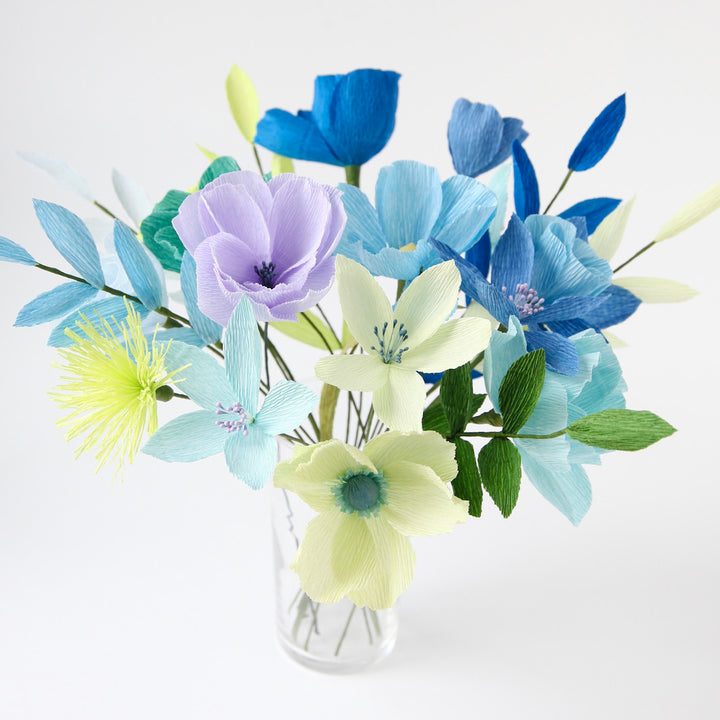 photo d'ambiance du bouquet monté du kit bouquet de fleurs en crépon bleu, vert, gris et lilas « capri » adeline klam