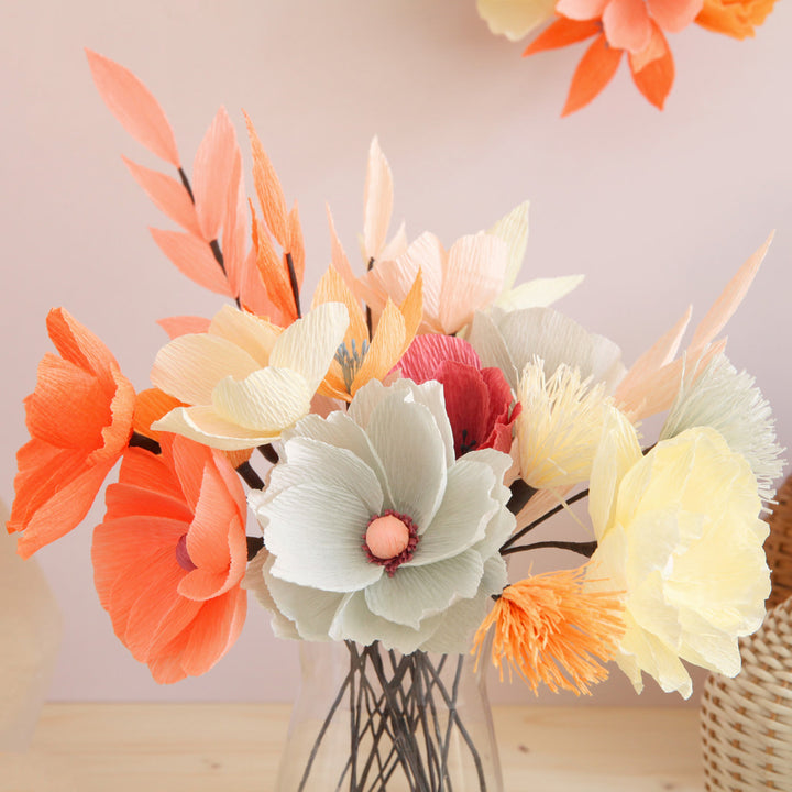 photo d'ambiance du bouquet monté du kit bouquet de fleurs de en crépon dans les tons rouges, corail, jaunes, roses, mauve et gris « naturel » adeline klam