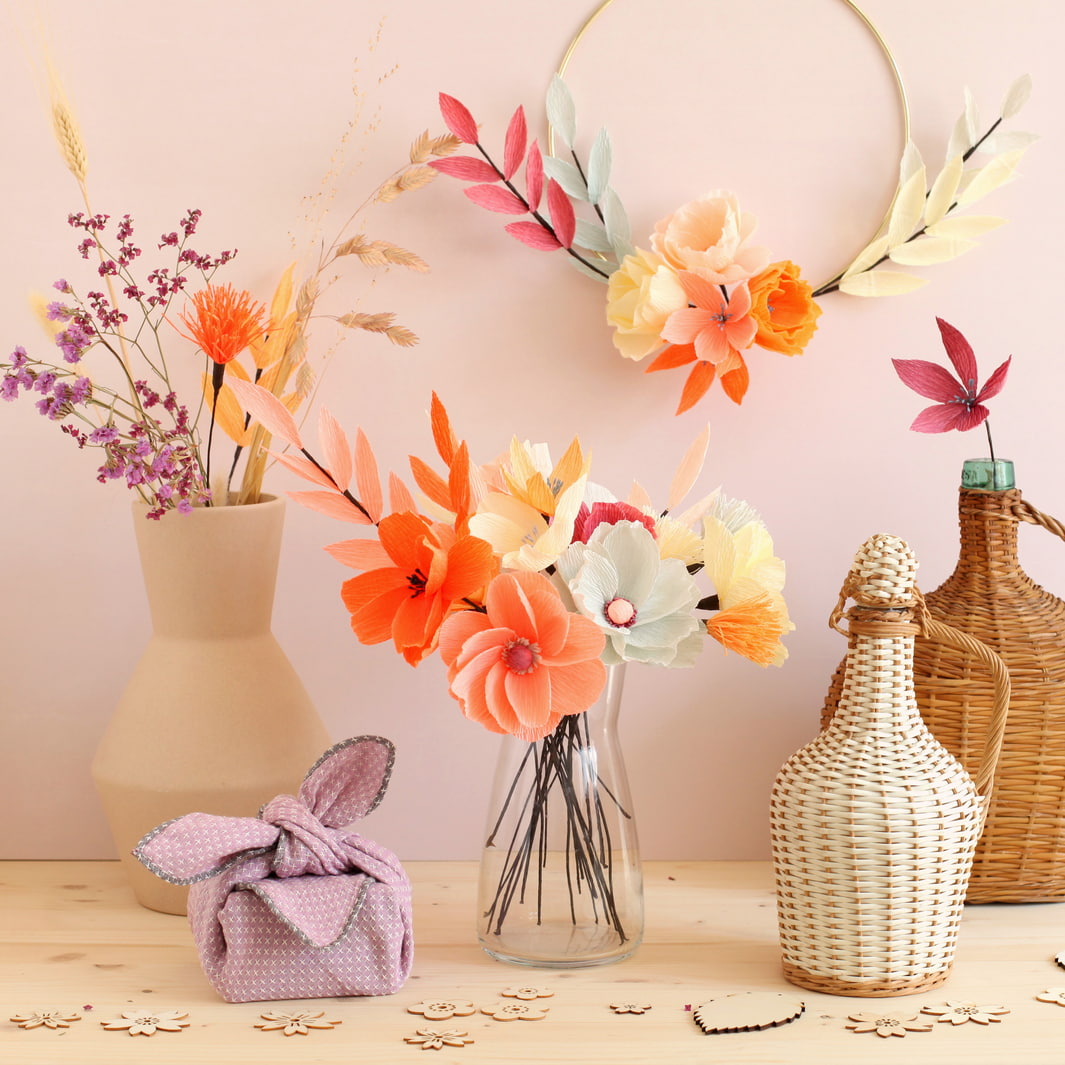 photo packshot de bouquets montés du kit bouquet de fleurs de en crépon dans les tons rouges, corail, jaunes, roses, mauve et gris « naturel » adeline klam