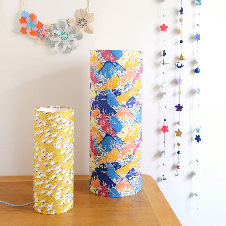 photo d'ambiance de la lampe japonaise à poser aux motifs d'envolée de grues blanches sur fond jaune moutarde (M930) adeline klam
