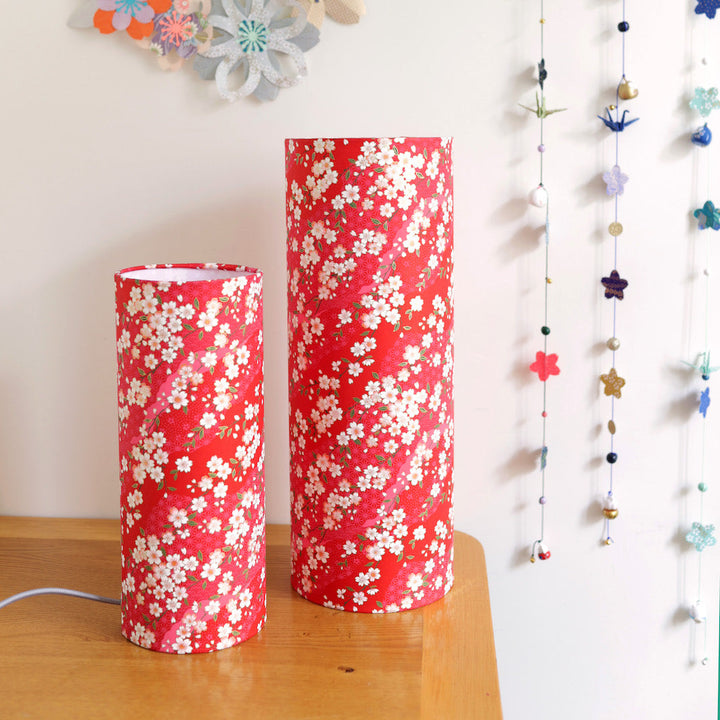 photo d'ambiance de la lampe japonaise à poser aux motifs de fleurs de cerisier et de motifs variés rouge carmin (M885) adeline klam