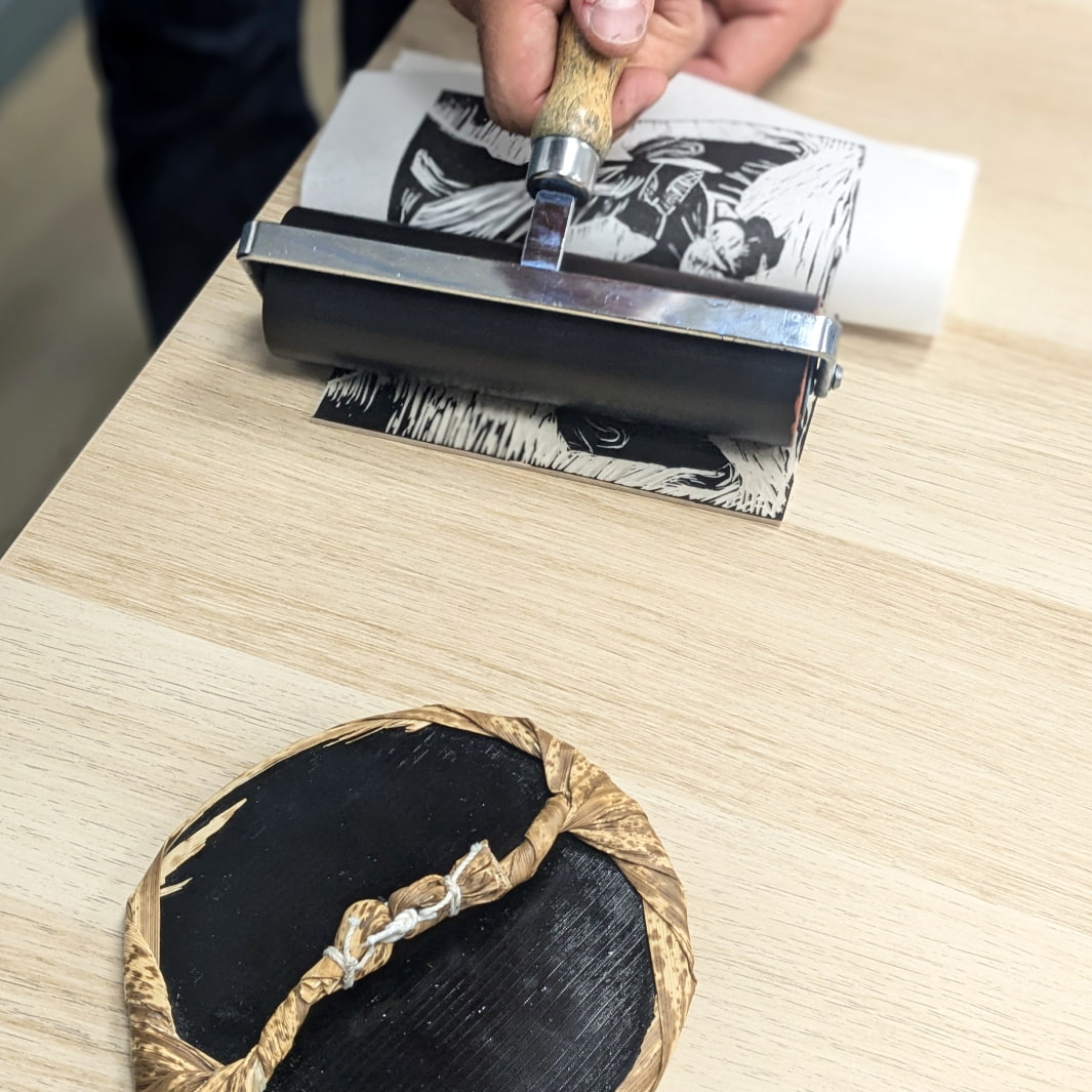 photo d'ambiance de l'étape d'encrage de l'atelier/stage de linogravure japonaise avec Japanese Linocut