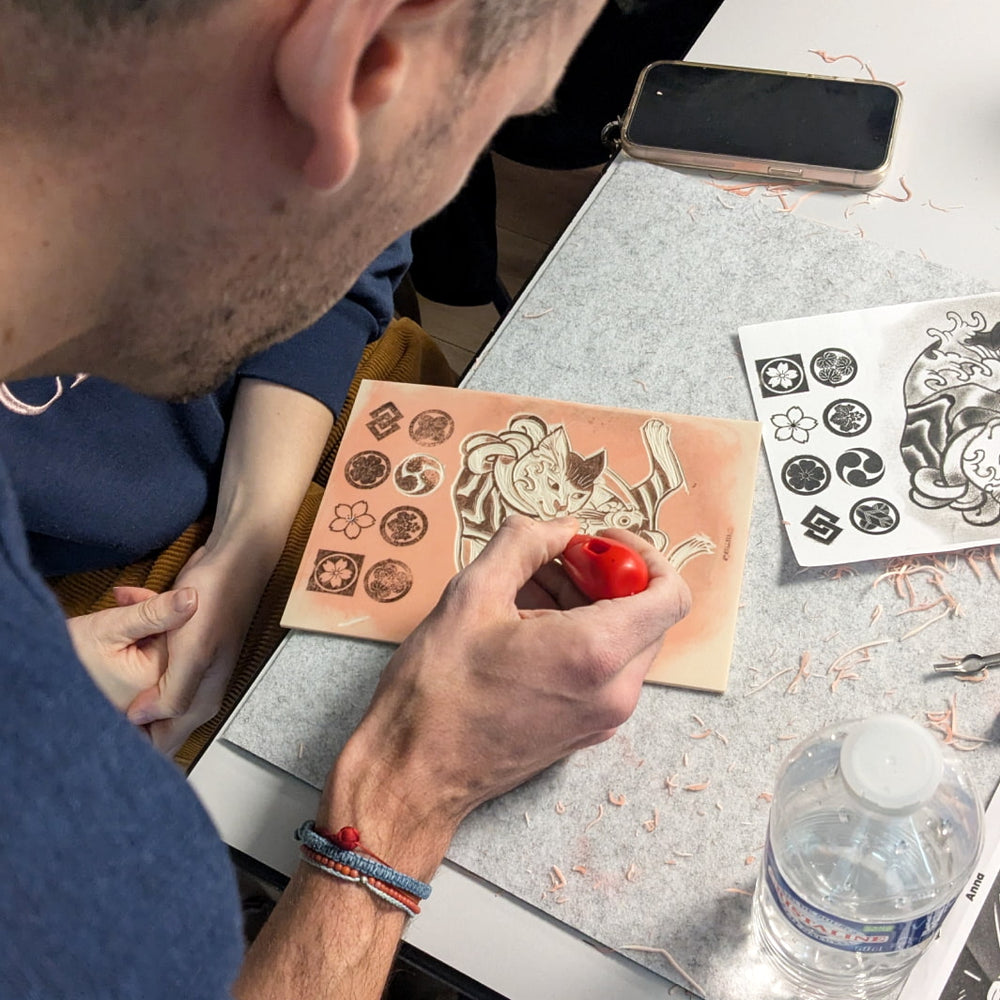 photo d'ambiance de l'étape de gravure de l'atelier/stage de linogravure japonaise avec Japanese Linocut