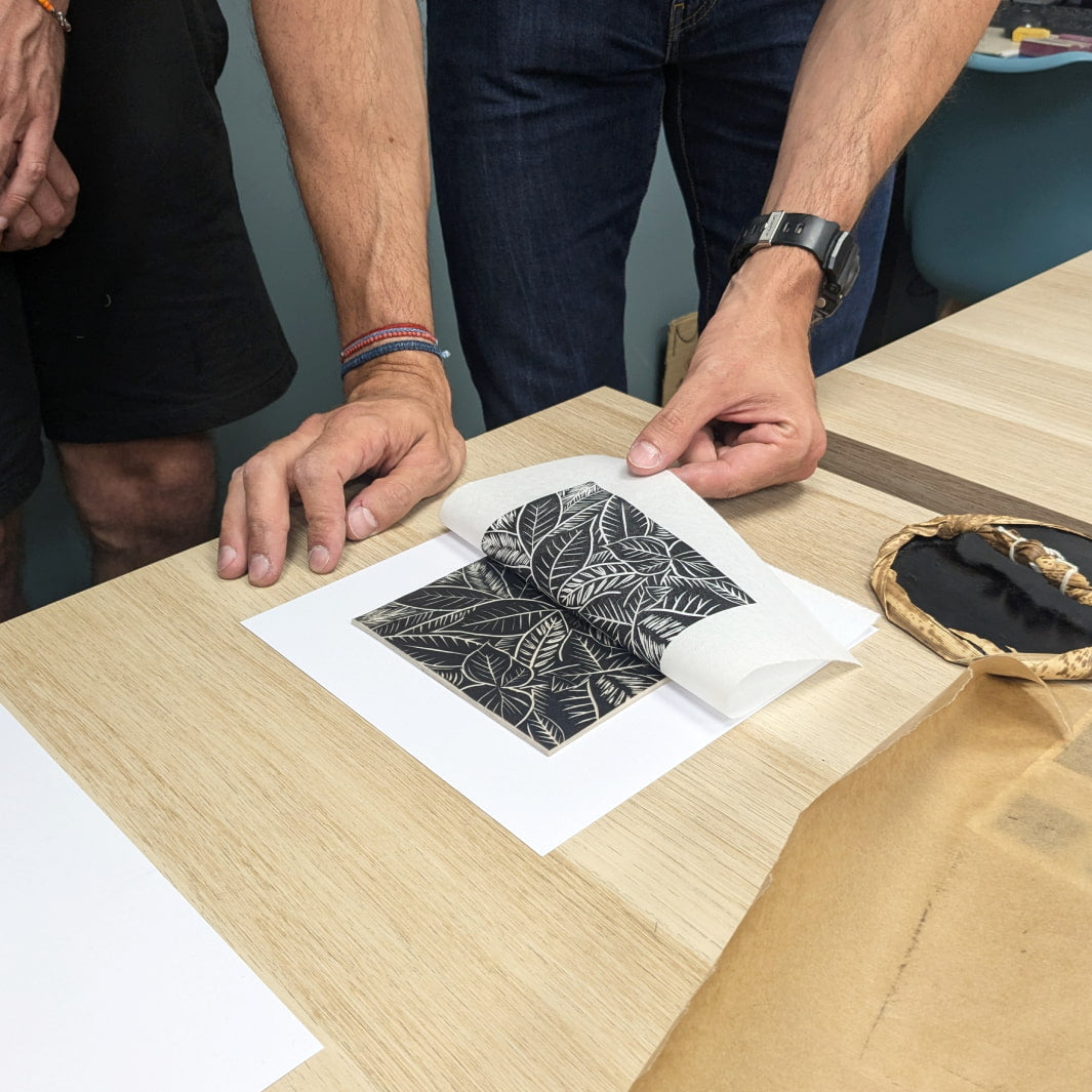 photo d'ambiance de l'étape d'impression de l'atelier/stage de linogravure japonaise avec Japanese Linocut