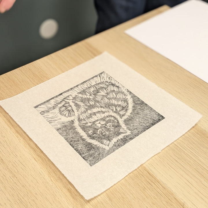 photo d'ambiance d'une linogravure de chat de l'atelier/stage de linogravure japonaise avec Japanese Linocut