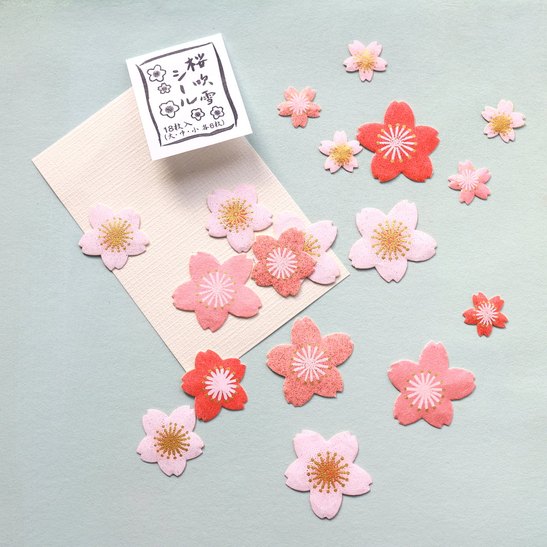 photo d'ambiance du lot de 18 stickers en forme de fleurs de cerisier dans différents tons de roses adeline klam