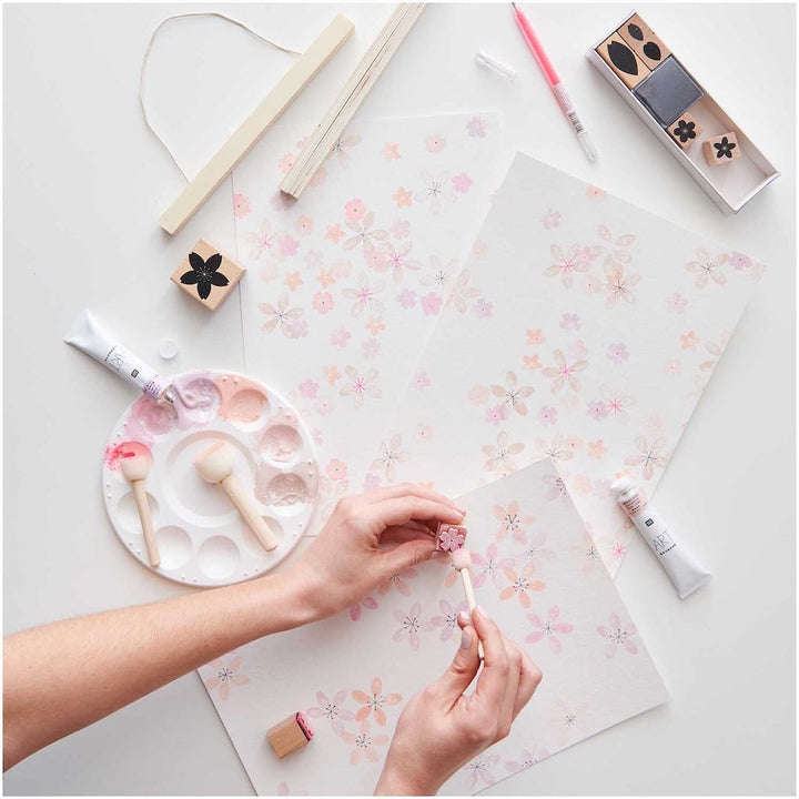 photo packshot des motifs du lot de 8 tampons aux motifs de fleurs de cerisier rico design