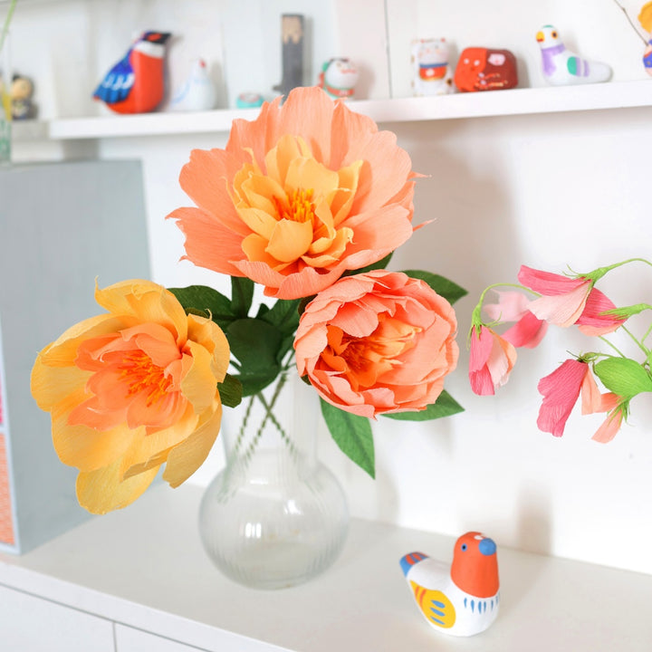 photo d'ambiance des pivoines réalisées dans un vase du kit bouquet de pivoine jaune, orange, saumon et vert adeline klam