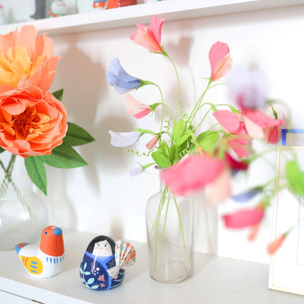 photo d'ambiance des pois de senteur réalisés du kit bouquet pois de senteur en crépon dans les tons rose clair, rose fuschia, mauve, bleu et vert adeline klam