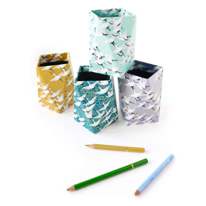 photo d'ambiance de pots à crayons prisme habillés de papiers japonais au motif d'envolée de grues M930, M932, M663 et M388 adeline klam 