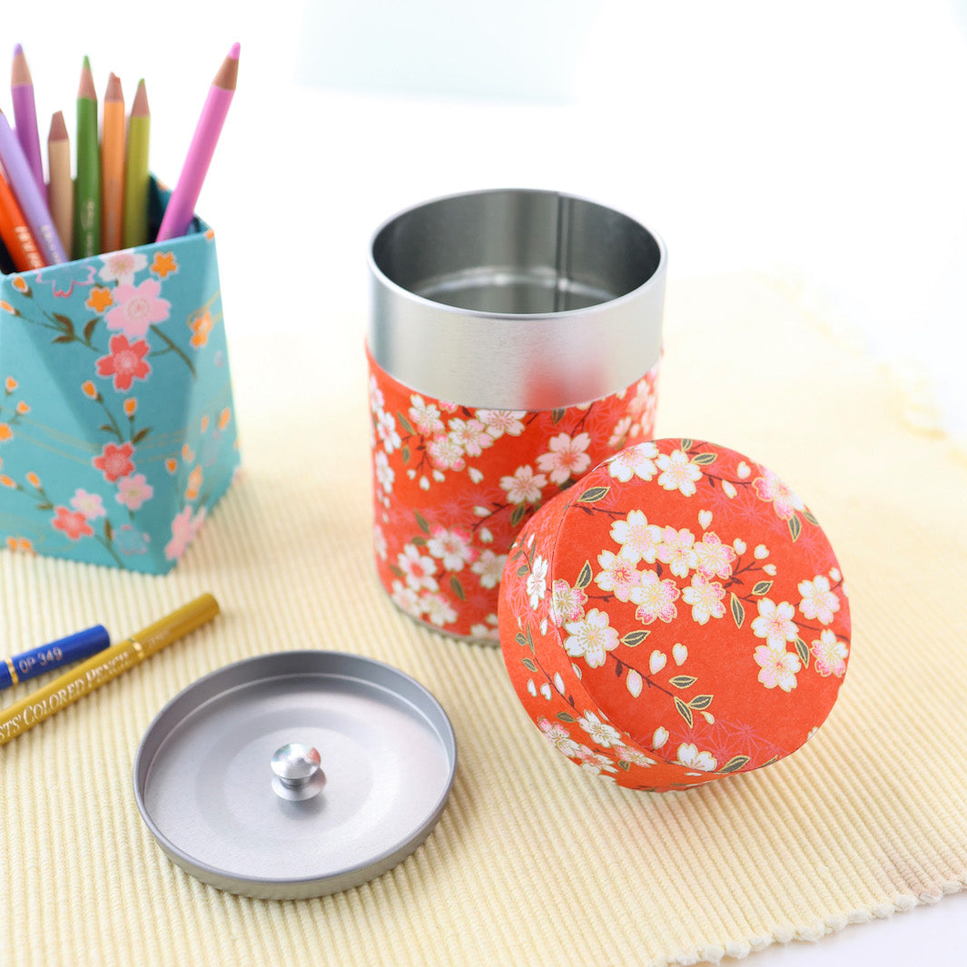 photo d'ambiance des réalisation habillées de papier japonais de l'atelier pot à crayons et boîte à thé adeline klam