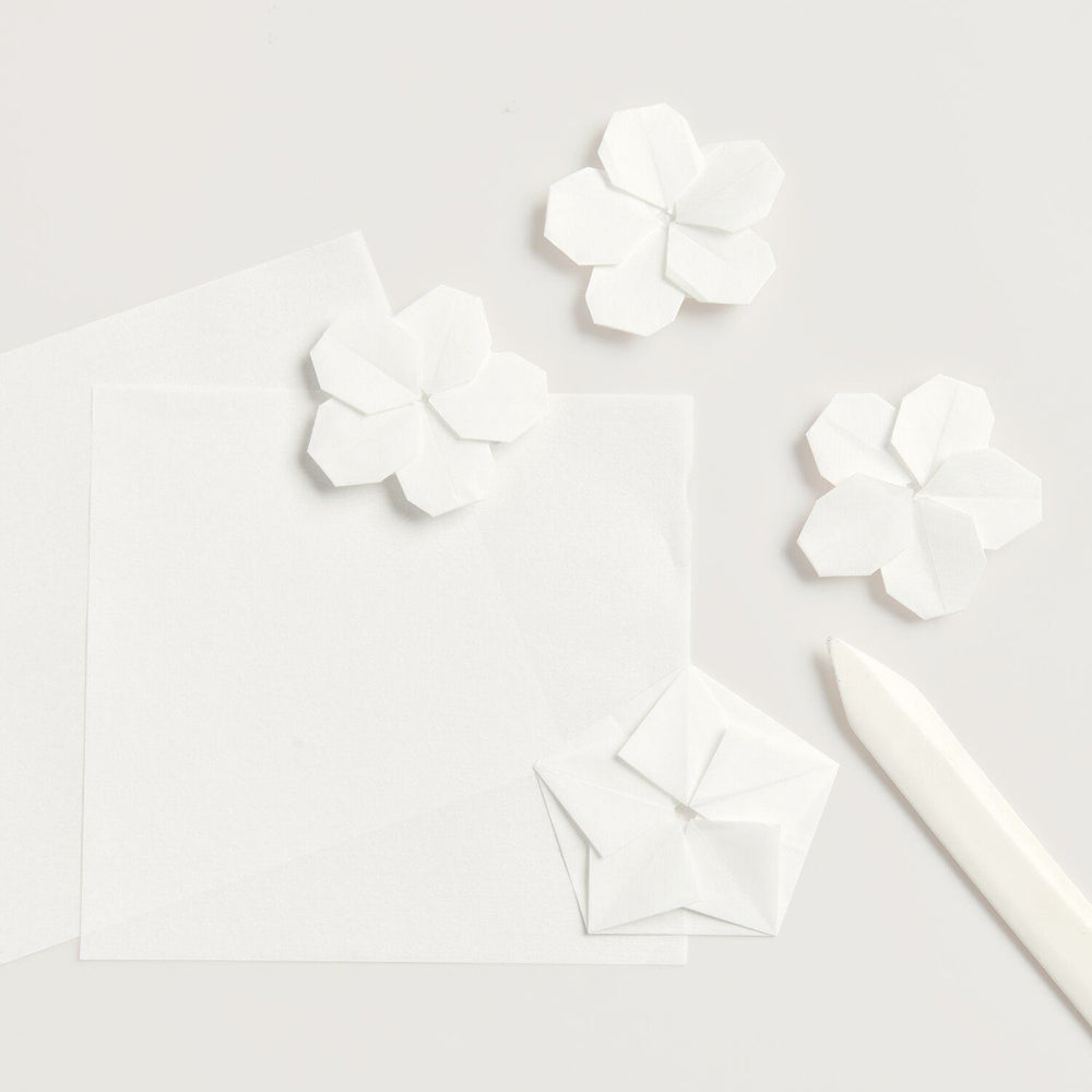 photo d'ambiance du set de 30 papiers origami unis fins blancs de 15cm par 15cm rico design